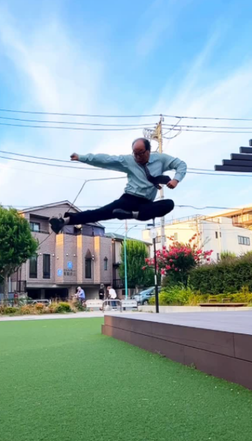 元ヒーローショースーツアクター俳優TikToker、カッコ良すぎる"ライダーキック"動画にファン歓喜！