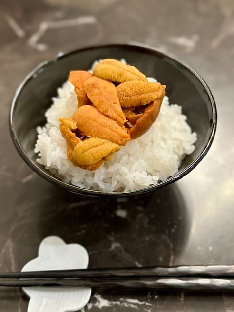 音楽プロデューサー・つんく♂が雲丹を食べてご機嫌に！