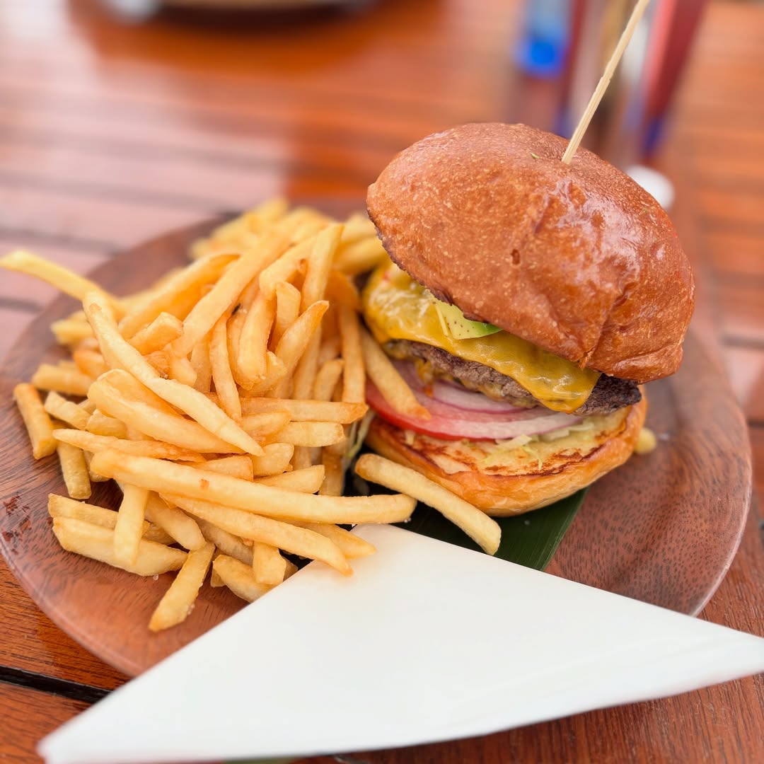 「1個でお腹いっぱい」モデル・渋谷恭子、ボリューミーなハンバーガーを満喫