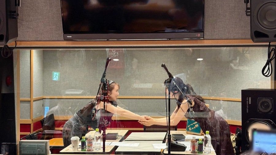 高橋みなみ＆小栗有以、ラジオ共演で笑顔の握手　「いっぱい話せて楽しかった！」