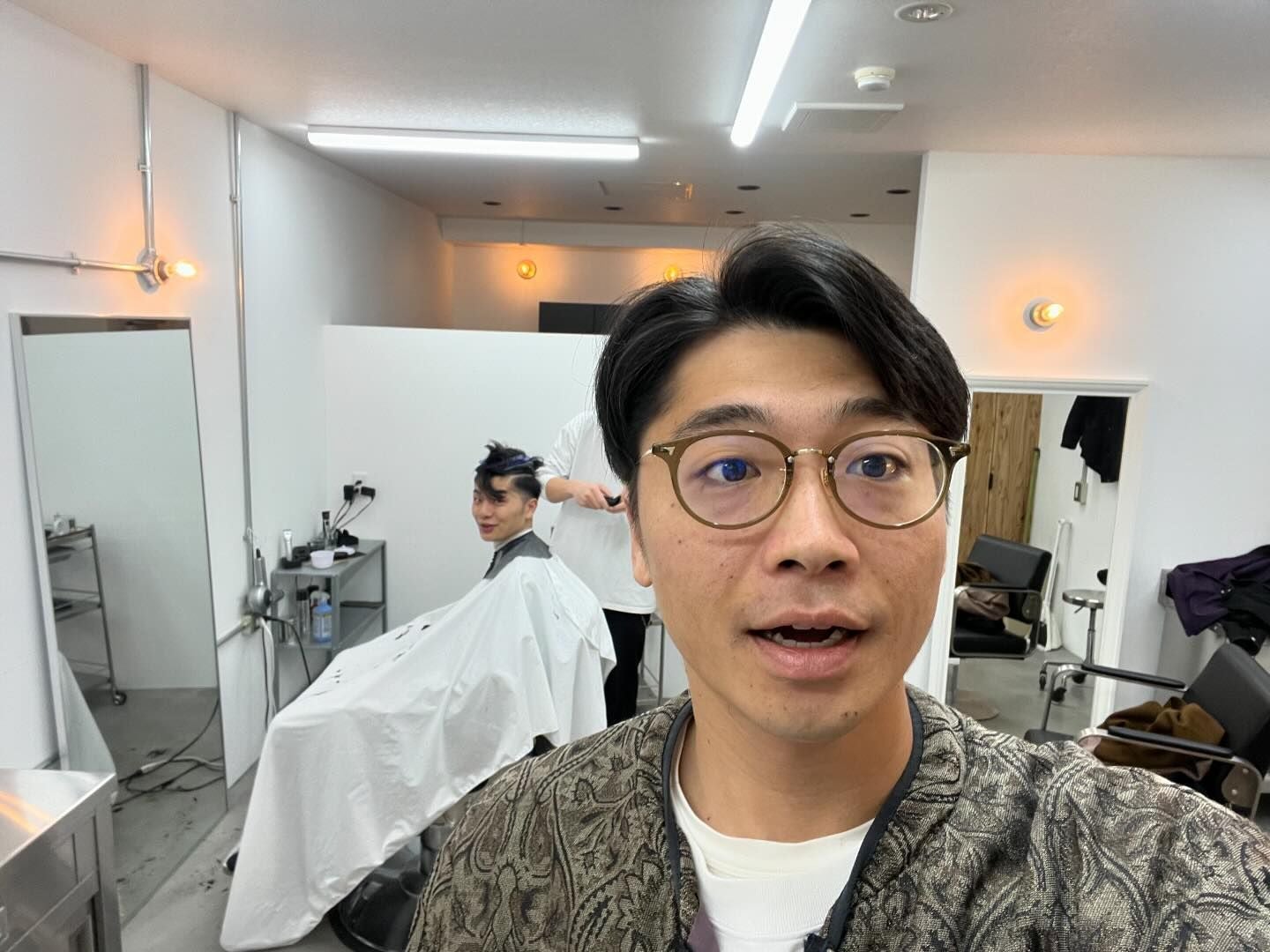 お笑いコンビさや香の新山が散髪中の芸人仲間との2Sを披露