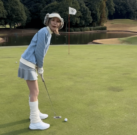 「ドライバーの調子が良き！」ゴルフ美女子、キュートなガーリーコーデで魅せる！”スイング＆パタームービー”にファン歓喜「グレート！」