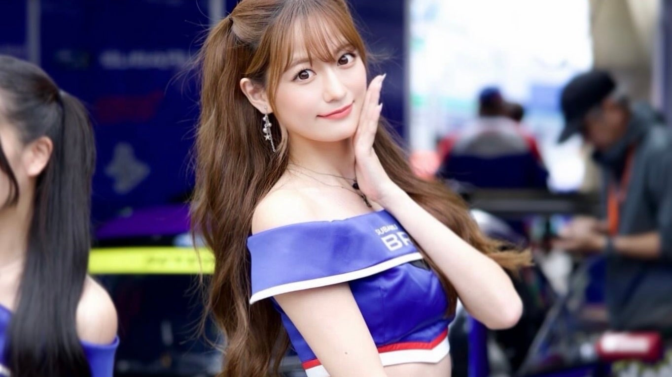 爽やかな笑顔が眩しい！桜田莉奈、SUPER GTオートポリスで見せた華やかな瞬間