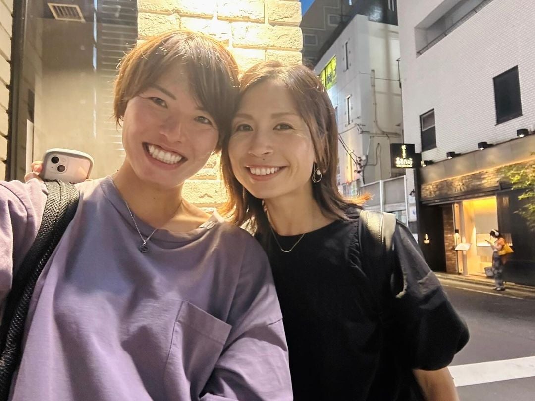 「あと10年はよろしく」なでしこのレジェンドがパリから帰国した主将との2ショットを公開