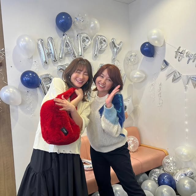 元宝塚歌劇団花組トップスター・愛華みれ、誕生日目前の新山千春にプレゼント！仲良し2Sが話題