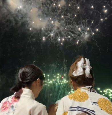 お隣は誰…？なえなのが地元の花火大会でのエモ動画を公開