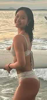 夕日に映えるビキニ姿…サーフ美女子が語る“最高のひととき”