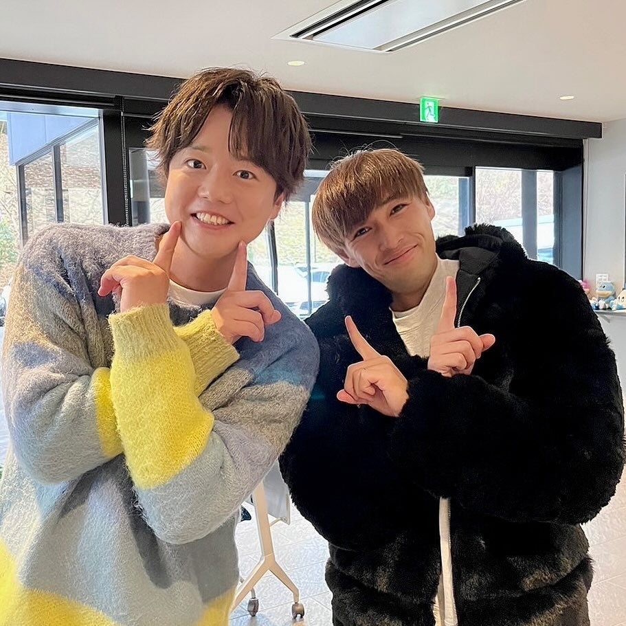「いい笑顔☺️」ぺこぱ・シュウペイがJリーガーとあのポーズを披露💕