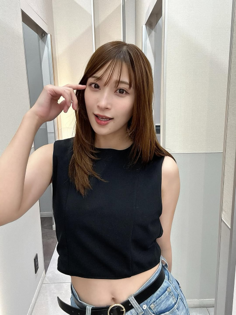 サラツヤストレート披露の二瓶有加、ノースリトップスから