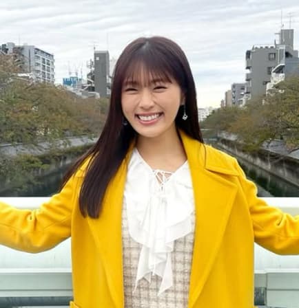 「まばゆい笑顔」渋谷凪咲、ド派手な黄色いコートを華麗に着こなしスマイル！