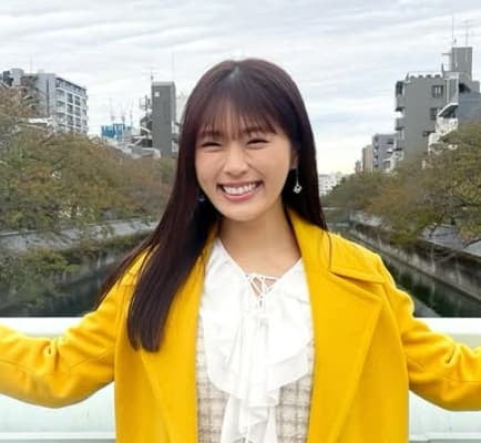 「まばゆい笑顔」渋谷凪咲、ド派手な黄色いコートを華麗に着こなしスマイル！