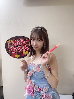 元人気アイドル デコルテ露わなドレス姿にファン大興奮 シークレットゲストで登場にファン歓喜