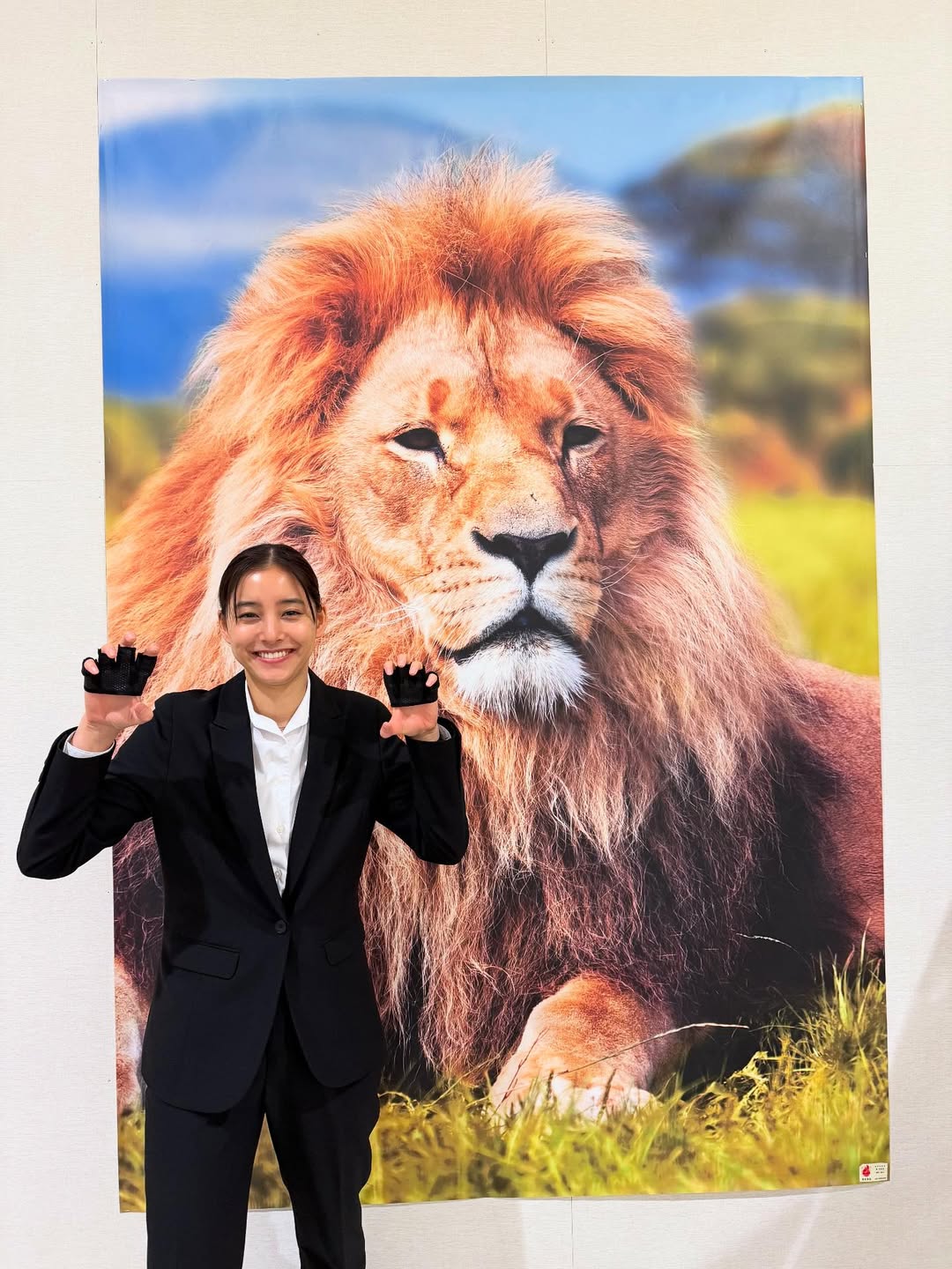 「可愛すぎる」新木優子、ドラマのロケ地でライオンポーズを披露？！