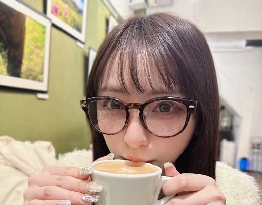 「ぜんぶかわいいね」SWEET STEADY 塩川莉世のメガネショットにファンから絶賛の嵐！