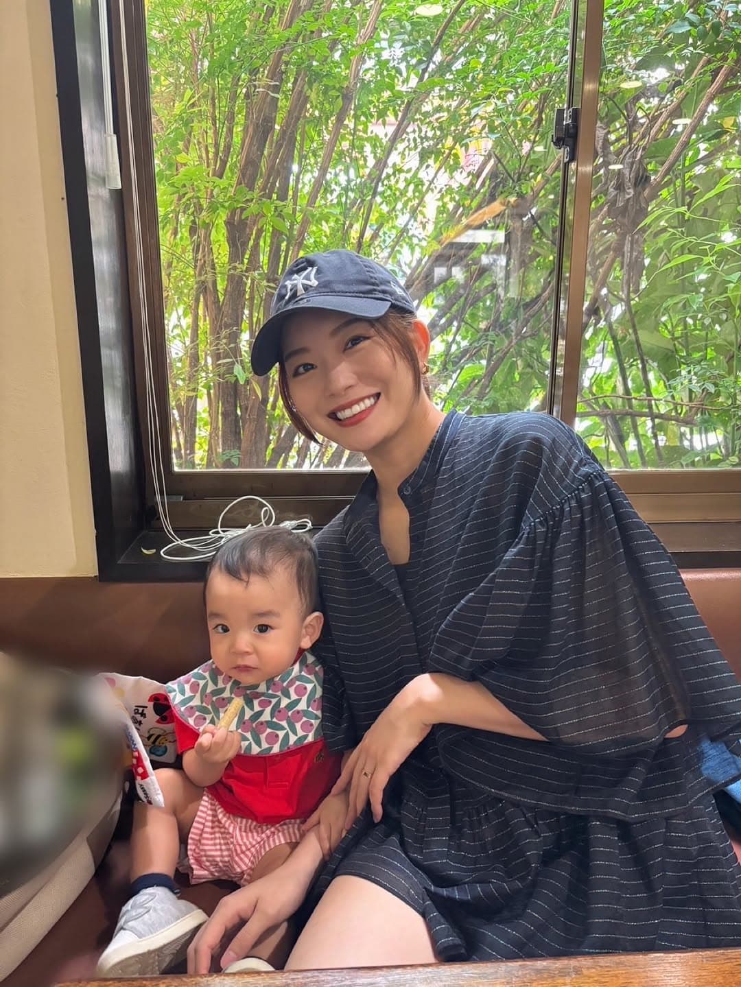 「あま〜〜〜い」スピードワゴン・井戸田潤＆蜂谷晏海夫婦、抱っこ紐で奮闘するパパの姿など、家族旅行の写真が話題に