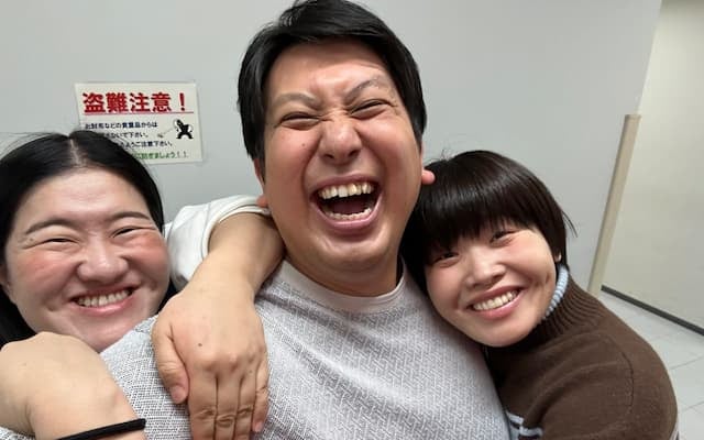 レインボー・ジャンボたかおとガンバレルーヤが笑顔で写真！「Perfumeみたいに写真撮りました。」