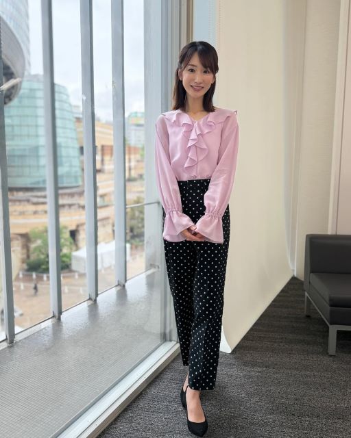 堂真理子、雨模様も気にならない優雅な水玉パンツと淡ピンクの華やぎコーデ