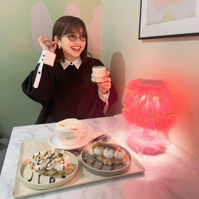 菊地亜美、可愛いカフェには不慣れ？！ファンからは「おいしそう」「韓国みたい」の声！