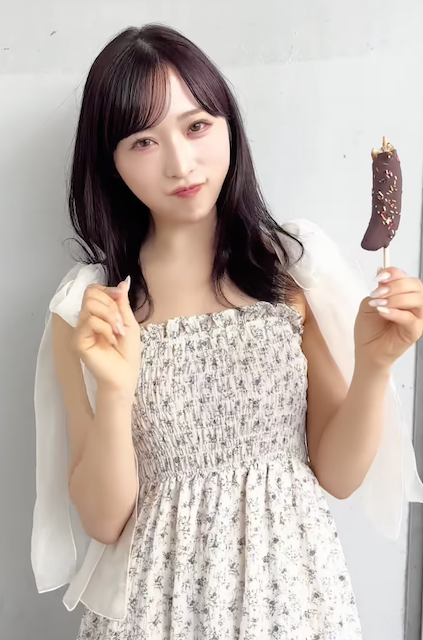AKB48・小栗有以、チョコバナナ片手に満面の笑顔「夏を楽しむー！！」