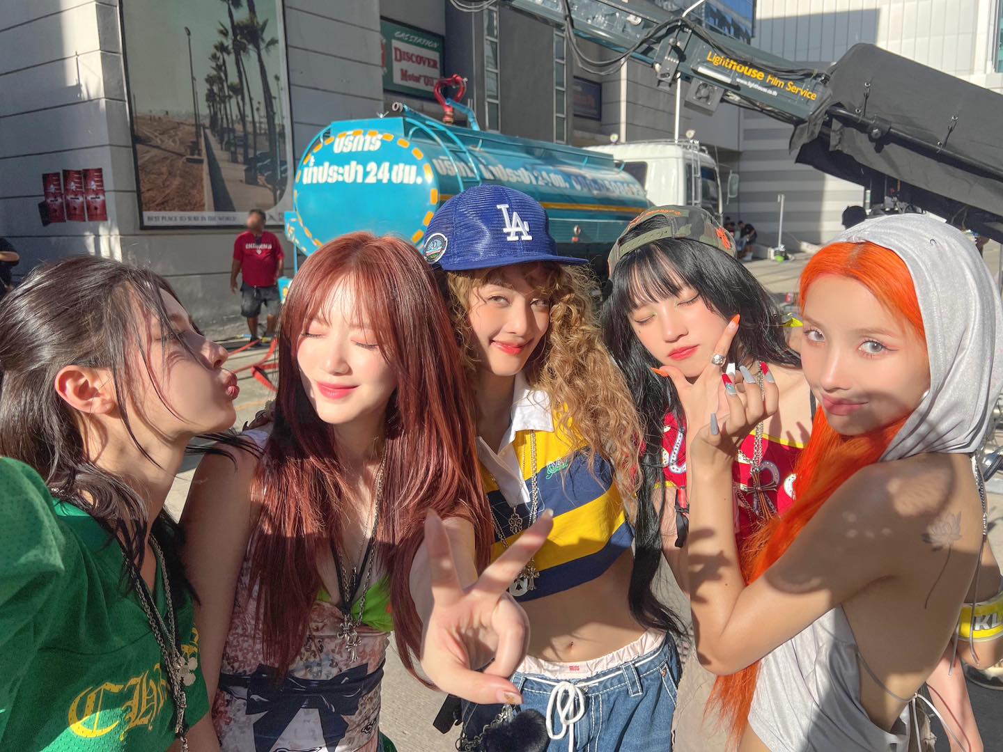 人気韓国アイドルがMVオフショットを公開！夏らしさ全開の1枚