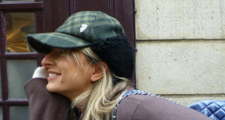 IZZI、オフショット投稿で話題に！スマホ盗難被害もユーモアで乗り切る