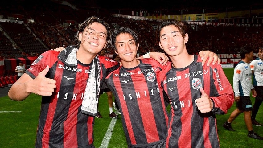 “無邪気すぎる笑顔” 北海道の赤黒戦士たちが見せた試合後の爽快ショット