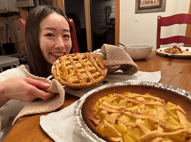 「一緒に食べてぇよお〜！」美しすぎる雪原のアスリート、手作りの真心”アップルパイショット”にファン・バーニングラブ！