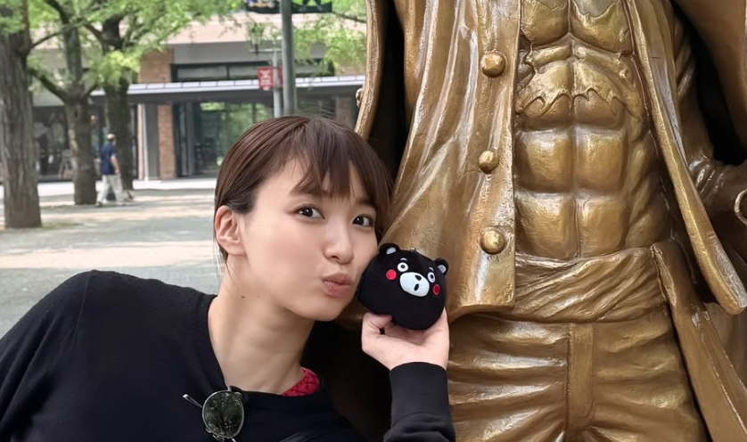 「火の国・熊本で再会！」女優・坂ノ上茜がルフィ像と“くまモン2ショット”を公開