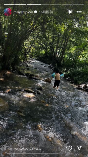 「かわいい」加藤ミリヤ、川遊びを楽しむ息子の背中ショット公開！