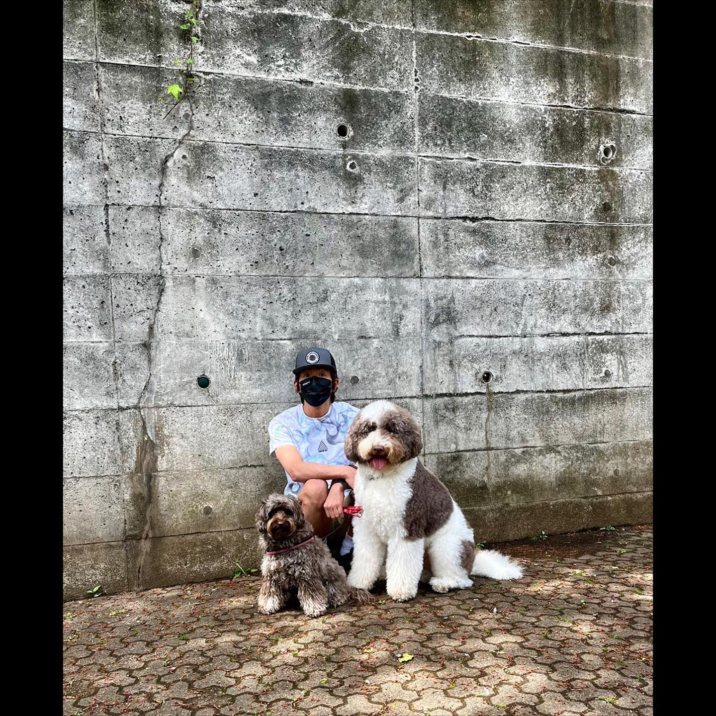 木村拓哉さんが愛犬2匹と8100歩の散歩🐶早くも夏を感じる服装❗️❓