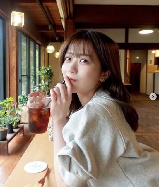 元AKB48・篠崎彩奈のカフェショットにファン歓喜！