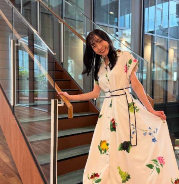 須田亜香里、白コーデ×花いっぱいの可憐スタイル披露