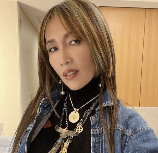 工藤静香がヒョウ柄のスカート姿を披露「ヒョウ柄セクシーでカッコイイ」「ヒョウ柄キマッてる」