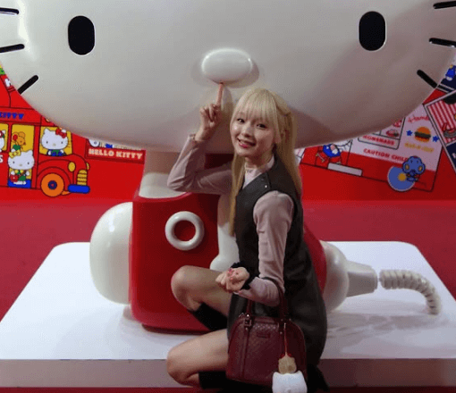 金髪のマラソン美女、キティー展へ！”ロマンティック・美脚姿”と”メガ盛りフォト”にファン歓喜！「僕もハローキティになりたい」