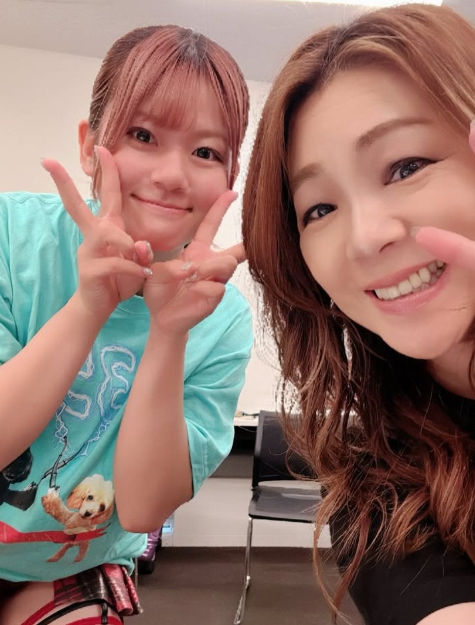 「サポーターで完全回復へ！」女子プロレスラー・井上貴子、痛み抱えながらも笑顔のツーショット公開