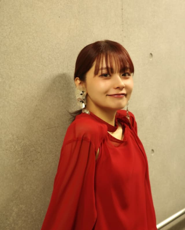 足立佳奈が最新ショットを披露！真っ赤な衣装をファン絶賛