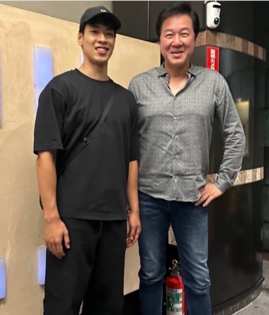 川合俊一が日本代表選手とともにMrs.GREEN APPLEのライブに参戦！