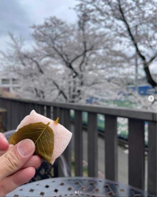 矢野謙次が桜と和菓子のツーショット写真を投稿！充実の時間を過ごす