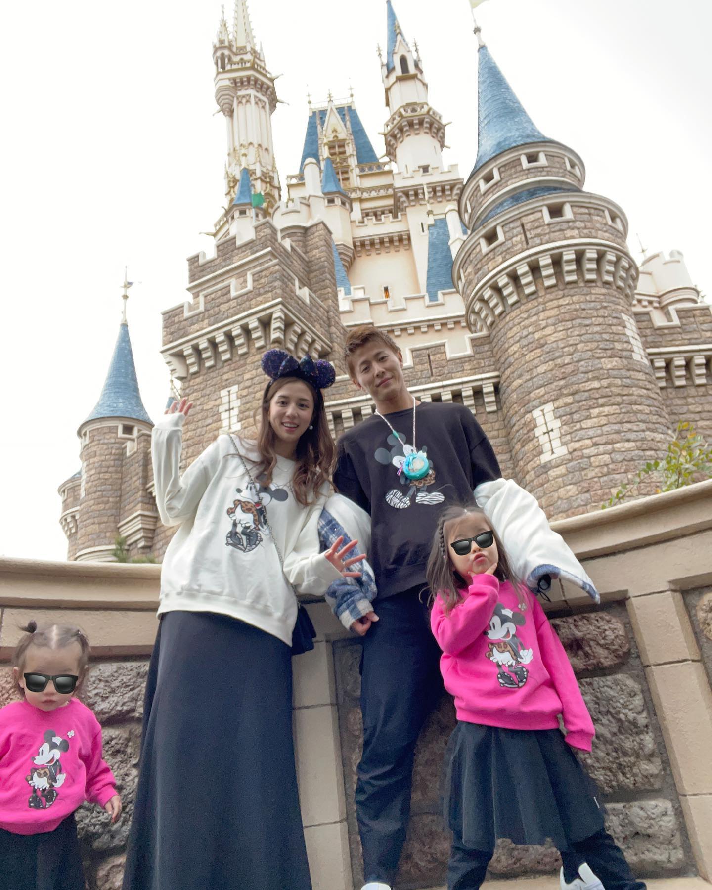 丸高愛実が家族お揃いコーデでディズニーへ🐭「可愛いが渋滞しててしんどい😭🙏🏻💓」