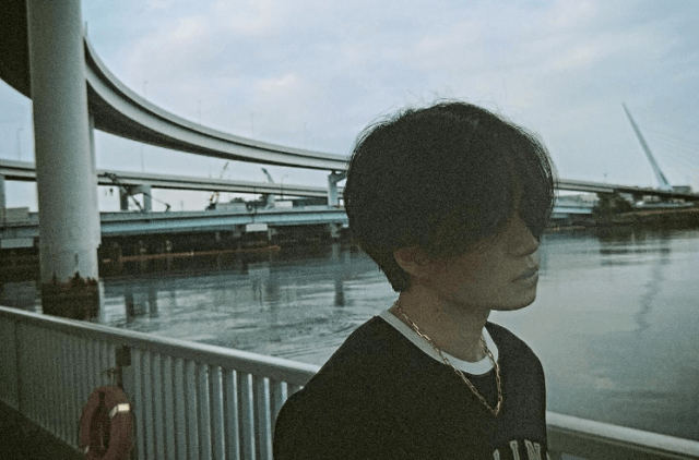 唇がセクシーな大人気男性アイドルが物憂げなショットを披露！「顔面国宝ランキングに乗りますわ」