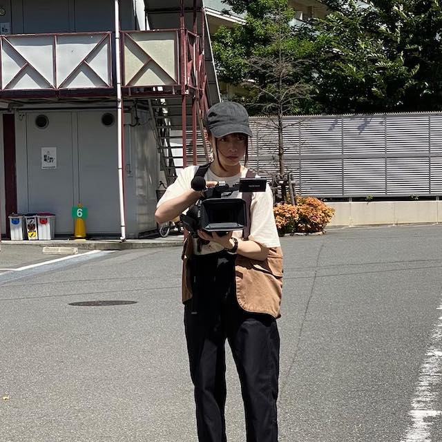 橋本環奈が撮影スタッフに大変身❗️❓　「さまになってますな😮」