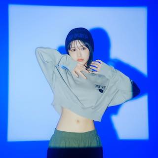 「細すぎ可愛すぎ…」人気インフルエンサー  美スタイル披露のヘソ出しショット公開で話題に