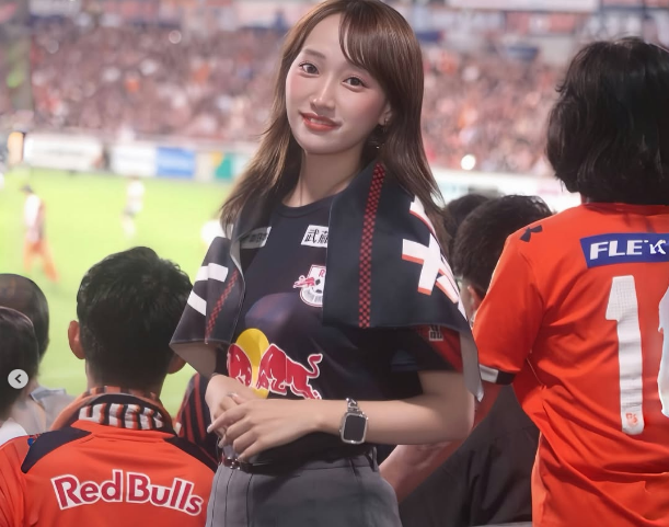 「とても素敵で可愛いですね」美女モデル、”サッカーユニ＆美麗ミニスカ姿”でスタジアムへ！キュートだとファンときめく
