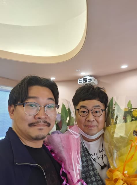 オズワルド伊藤、花束を手にしたオフショットを公開！「全力でやったら…」