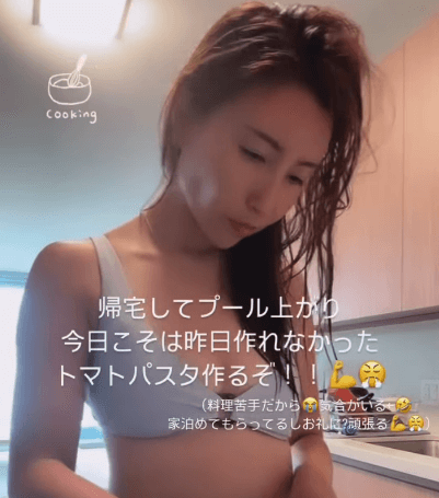 「水着で料理は反則〜」美女サーファー、プール上がりの”美クッキング・ムービー”にファン熱視線！「トマトパスタ美味しそう」