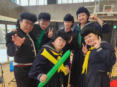 「誰か分からなかった...」おかずクラブがパンチパーマ&セーラー服の姿を披露