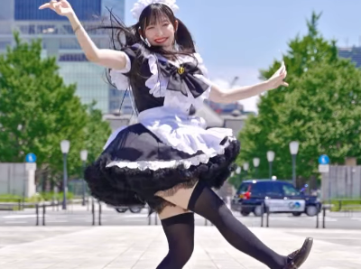 メイド姿の美女振付師、都心の高層ビルをバックにダンスを披露！注目のフリフリダンス