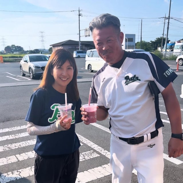 根本美緒、監督と「勝利の乾杯」。娘が撮影した笑顔の一枚に温かさあふれる