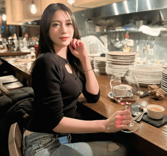 「一緒に飲みたい…」話題の日本酒＆ゴルフ女子、路地裏の隠れ家スポットのフレンチ店で美ショットを公開！「綺麗過ぎますね」