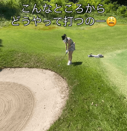 「こんなとこからどうやって打つの！？」ゴルフ美女子、難関・傾斜脱出スイングにファン拍手喝采！「これはめちゃめちゃ上手い」
